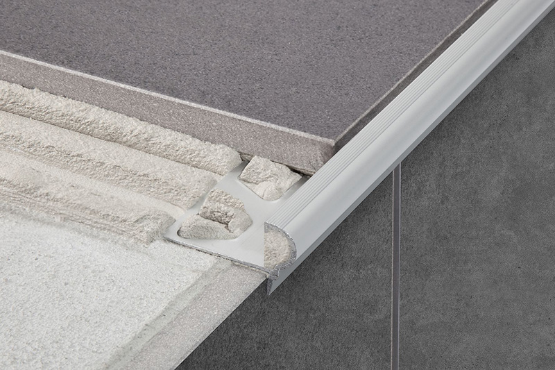 TREP-FL-AE 2.5M Profilé aluminium pour nez de marches H. 12,5 mm