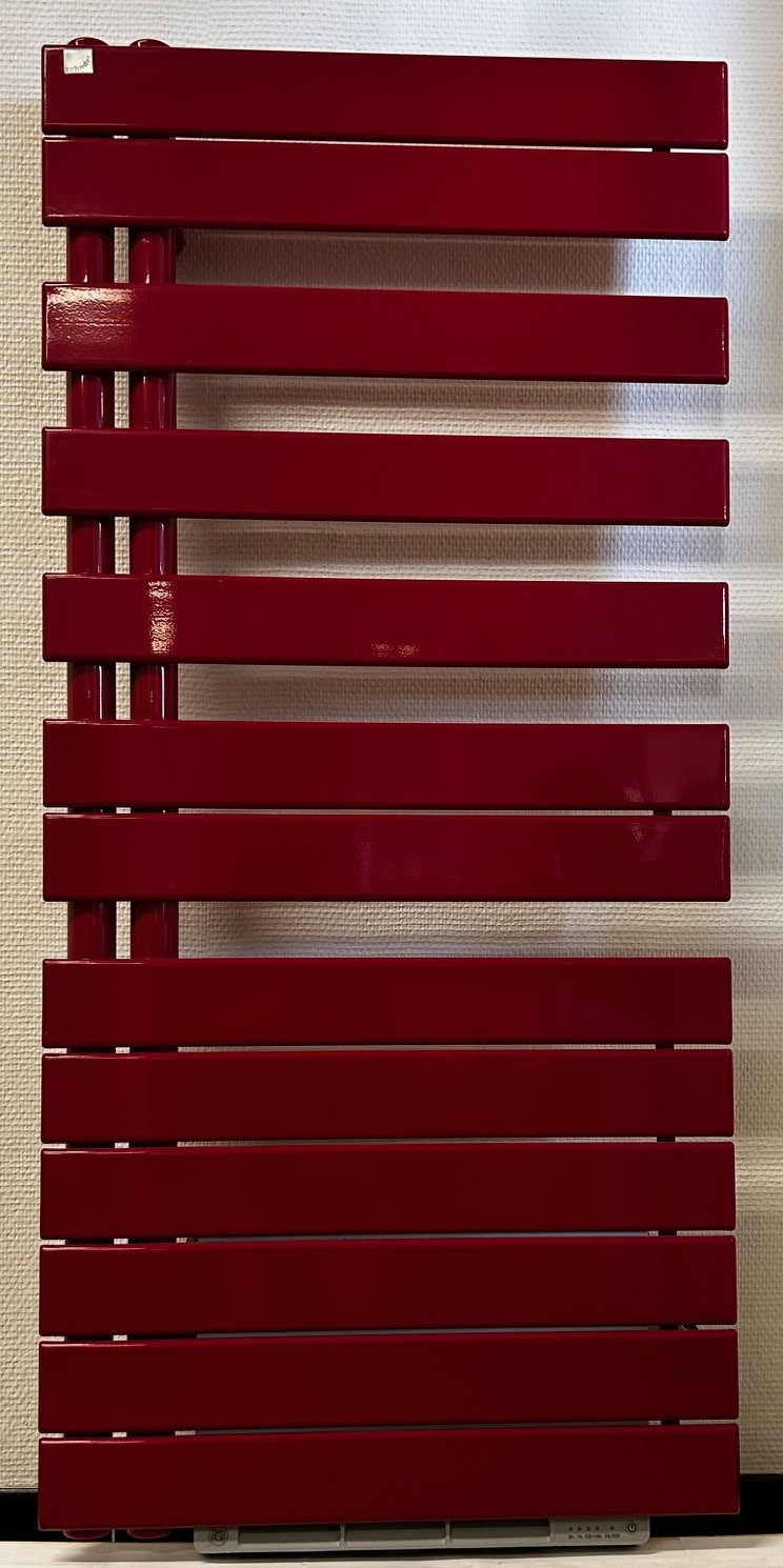 Radiateur sèche-serviettes modèle eau chaude (avec boîtier IRS) RODA SPA AIR ASYM tube à droite, Rubis Red, 594 W. - H.1220 - L.550