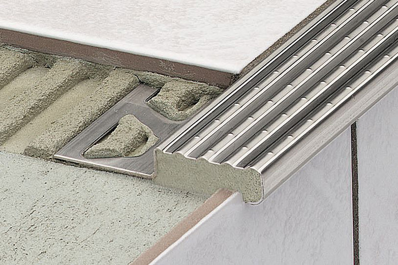 TREP-E 2.5M Profilé acier inoxydable pour escaliers H. 16 mm